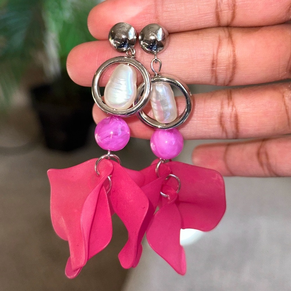 NWT Floral Pink Rose Petal & White Pearl Dangly Earrings - Picture 4 of 5